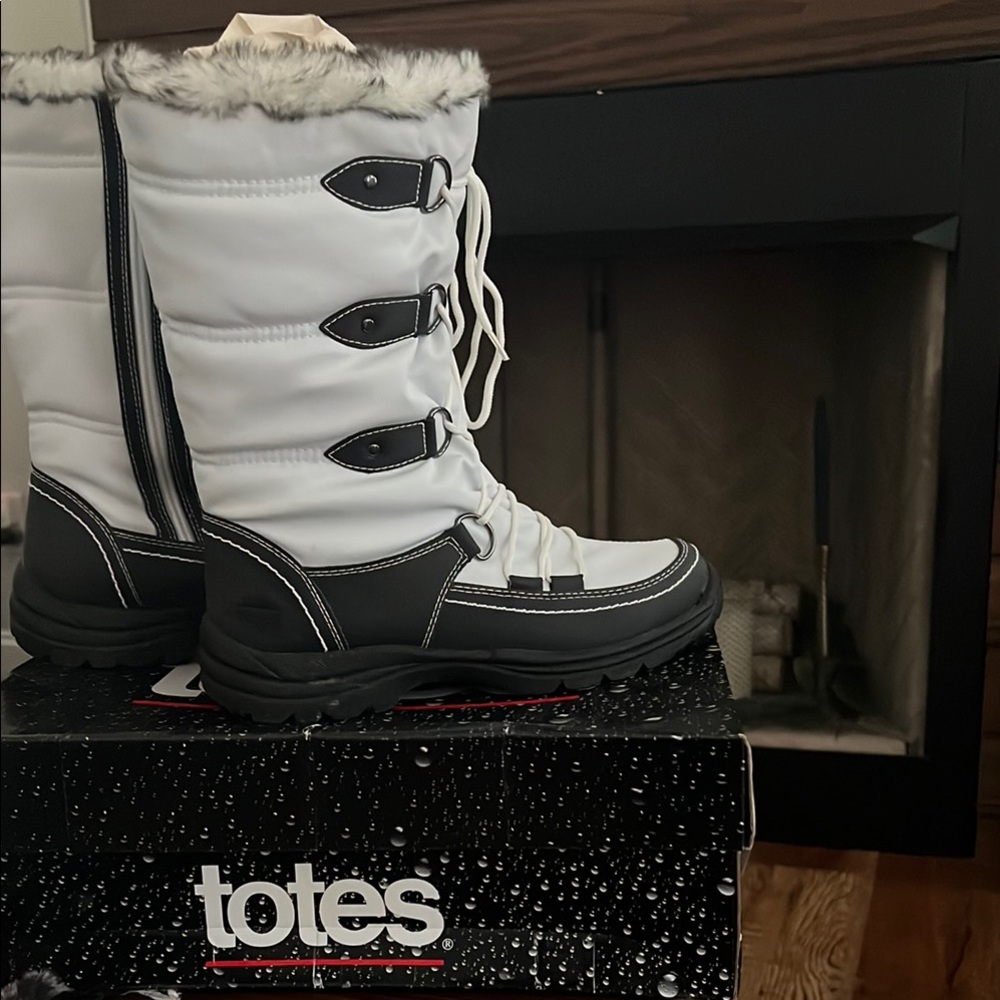 Totes Black and White Snow Boots with Fur Trim